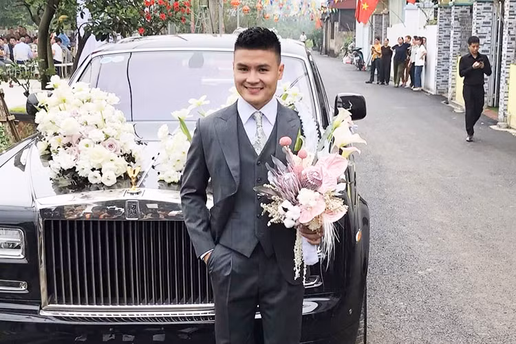 Theo tìm hiểu của chúng tôi được biết, cách đây 2 tháng, Quang Hải chọn xe siêu sang ăn hỏi để sang nhà vợ, đó là Bentley Flying Spur và Rolls-Royce Ghost, còn lần này, tiền vệ của đội tuyển Việt Nam lại chọn Rolls-Royce Phantom làm xe hoa.