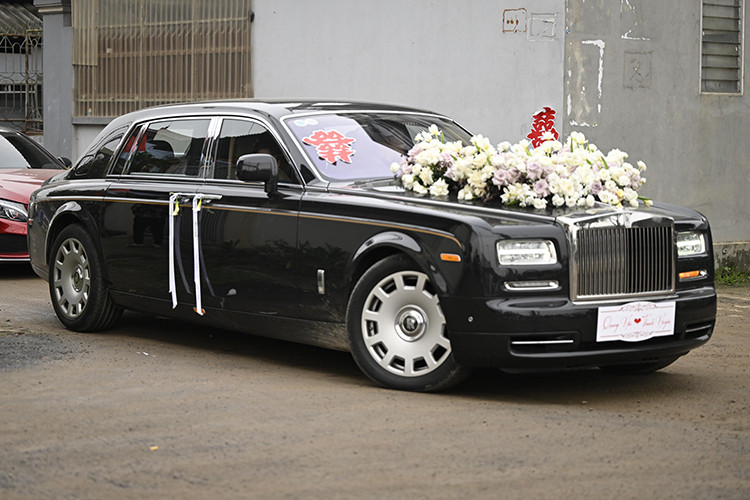 Chiếc xe siêu sang Rolls-Royce Phantom Series II l tại đám cưới Quang Hải và Chu Thanh Huyền hiện đang được một showroom ở Hà Nội chào bán, xe thuộc đời 2012 và đang được rao bán với mức giá hơn 15 tỷ đồng, khiến không ít người bất ngờ.