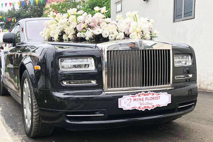 Phía sau vô-lăng là bảng đồng hồ cổ điển đậm chất Rolls-Royce. Hệ thống khởi động của chiếc xe siêu sang Rolls-Royce Phantom Series II đang được rao bán được đặt bên trái phía vô-lăng bao gồm ổ cắm chìa khoá và nút khởi động Star/Stop.