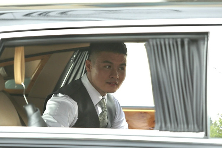 Bộ áo của mẫu xe siêu sang Rolls-Royce Phantom Series II này vẫn lấy màu đen bóng làm tông chủ đạo, phối với đó là 1 số chi tiết mạ crôm, điểm nhấn của xe còn có logo Spirit of Ecstasy mạ vàng lấp lánh.