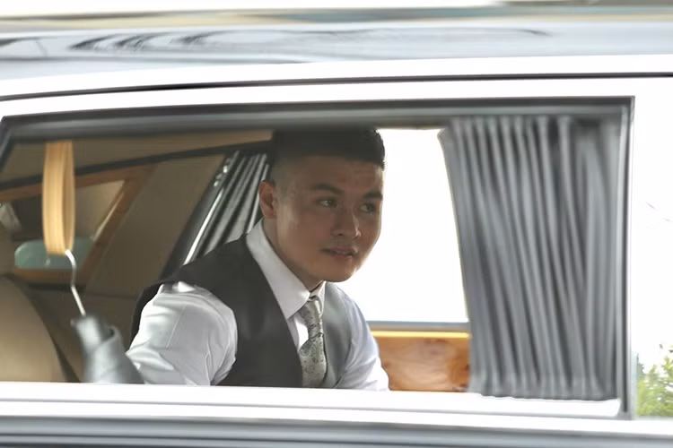 Bộ áo của mẫu xe siêu sang Rolls-Royce Phantom Series II này vẫn lấy màu đen bóng làm tông chủ đạo, phối với đó là 1 số chi tiết mạ crôm, điểm nhấn của xe còn có logo Spirit of Ecstasy mạ vàng lấp lánh.