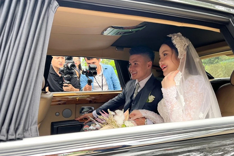 Ở cánh cửa dành cho hàng ghế phía sau còn được tích hợp thêm cả 1 cây dù, nếu cần sử dụng, chủ nhân chỉ cần ấn 1 nút nhỏ, cây dù sẽ tự động trồi ra ngoài. Khi không cần, chủ xe chỉ cần nhét cây dù vào vị trí như trước và ấn mạnh vào sẽ tự đóng lại.