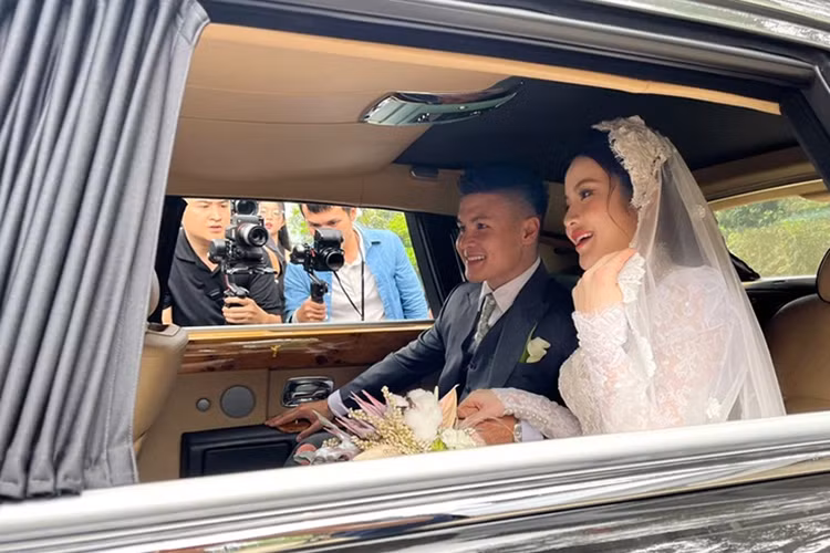 Ở cánh cửa dành cho hàng ghế phía sau còn được tích hợp thêm cả 1 cây dù, nếu cần sử dụng, chủ nhân chỉ cần ấn 1 nút nhỏ, cây dù sẽ tự động trồi ra ngoài. Khi không cần, chủ xe chỉ cần nhét cây dù vào vị trí như trước và ấn mạnh vào sẽ tự đóng lại.