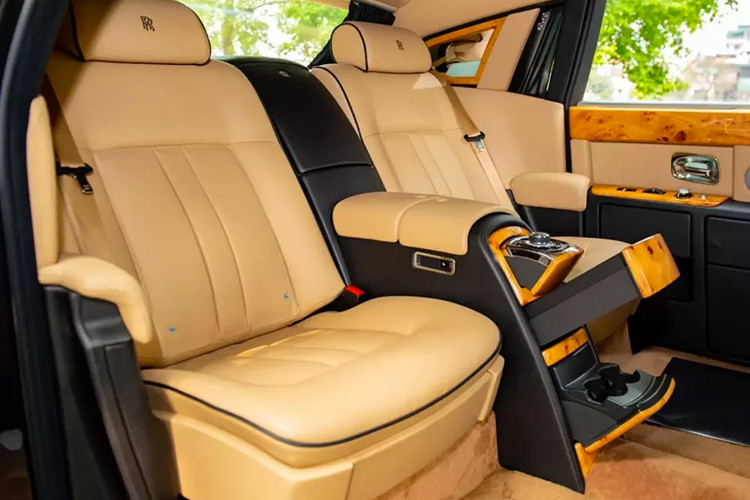 Nội thất chiếc Rolls-Royce Phantom Series II làm xe rước dâu có màu vàng cát đi kèm với gỗ ốp loại quý hiếm. Trên mặt bảng táp-lô đối diện ghế phụ có khắc tên xe và biểu tượng “Spirit of Ecstasy”. Vô lăng bọc da đi kèm các chi tiết kim loại sáng bóng và cả ốp gỗ.