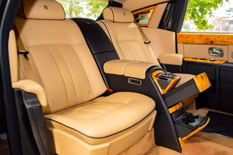 Nội thất chiếc Rolls-Royce Phantom Series II làm xe rước dâu có màu vàng cát đi kèm với gỗ ốp loại quý hiếm. Trên mặt bảng táp-lô đối diện ghế phụ có khắc tên xe và biểu tượng “Spirit of Ecstasy”. Vô lăng bọc da đi kèm các chi tiết kim loại sáng bóng và cả ốp gỗ.