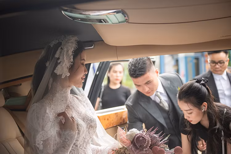 Những chiếc xe siêu sang của Rolls-Royce rất nổi tiếng với kiểu mở cửa tự sát-Suicide doors. 2 cánh cửa trên cùng một bên sẽ mở theo 2 hướng sẽ mang đến sự ra vào khoang lái tiện lợi hơn cho hành khách cũng như chủ nhân. Tuy nhiên, loại cửa này cũng được đánh giá là thiếu an toàn.