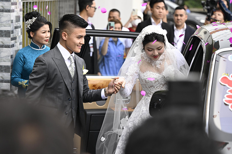 So với bản Series I, Rolls-Royce Phantom bản Series II này có sự khác biệt rõ nhất ở thiết kế đèn pha, và dưới là dải đèn LED, thay vì đèn sương mù dạng tròn cổ điển như lúc trước, cản trước không còn đơn điệu mà tích hợp thêm thanh nẹp crôm.