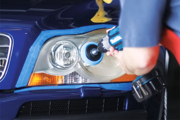 Hệ thống đèn xe có chức năng phát ra tín hiệu và cảnh báo giúp chúng ta tránh khỏi những va chạm đáng tiếc. Tuy nhiên, sau một thời gian sử dụng, hệ thống đèn thường sẽ nhanh hỏng, và thường là hỏng bất ngờ. Nguyên nhân của việc đèn “dở chứng” không sáng nữa là vì thường xuyên bị xóc mạnh do điều kiện đường sá Việt Nam nhiều “ổ gà”, các sự cố va chạm, nguồn điện không ổn định, hoặc hiệu điện thế của ắc- quy vượt quá giới hạn hiệu điện thế của bóng.