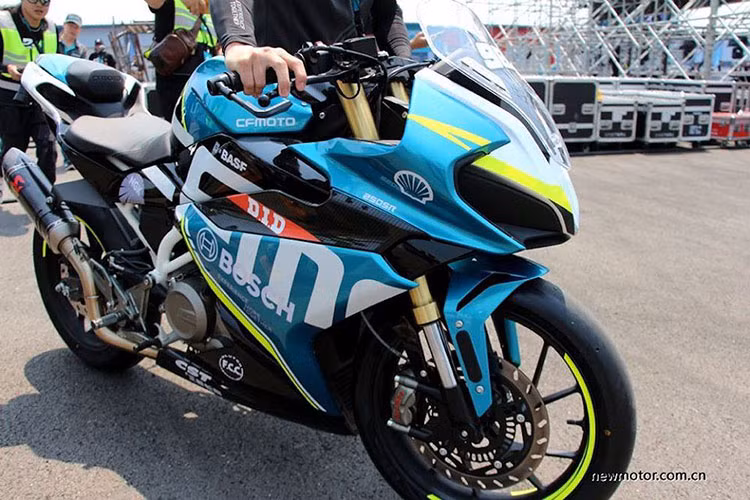 Theo hãng xe môtô CF, những chi tiết phụ kiện hàng hiệu này sẽ được thay đổi, hoặc cắt giảm khi phiên bản thương mại của chiếc xe được ra mắt chính thức sau khoảng 6 tháng - 1 năm tới.