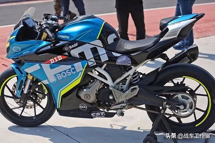 Trong đó tông màu xanh/vàng cùng dòng chữ CFM dán ngang quây gió dễ dàng liên tưởng tới chiếc GSX-R1000R màu tem đấu Ecstar. Phần đầu góc cạnh của CF250SR khá giống Honda CBR1000R thế hệ mới, trong khi đuôi xe vuốt cao thuôn về phía sau kèm hai hốc gió lại "na ná" các dòng Ducati Panigale.