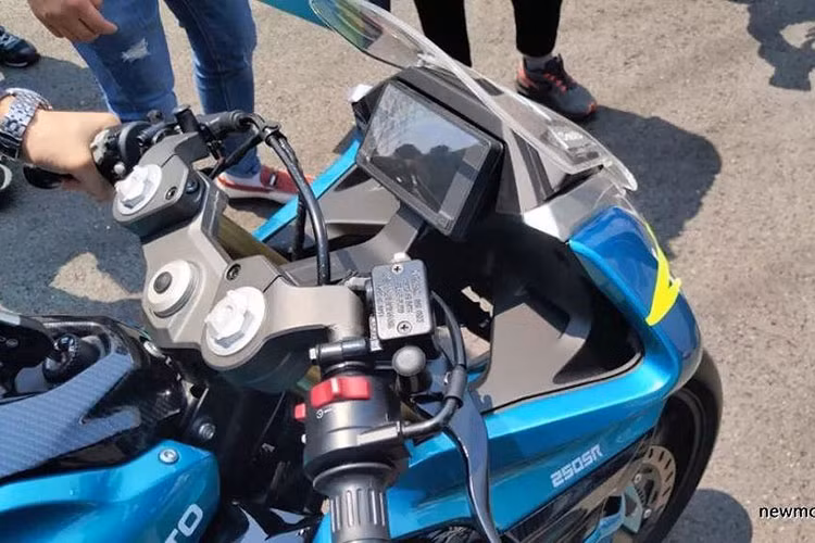 Bên cạnh đó, chiếc xe cũng sở hữu hệ thống phuộc tương tự, cùng với bảng đồng hồ màn hình màu hiện đại. Nhưng so với người anh em naked-bike, CF250SR đã sở hữu gắp đơn hình chuối bằng nhôm vững chắc hơn so với gắp thép ống.