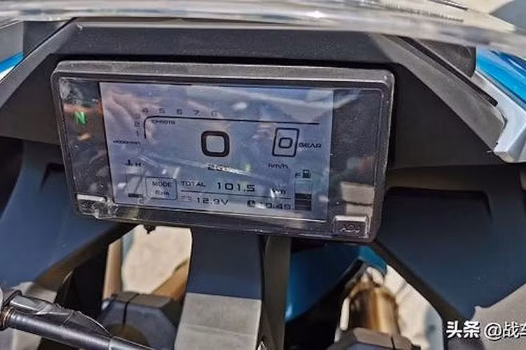 Tuy nhiên, điểm nhấn nổi bật nhất của mẫu xe môtô Trung Quốc mới này đó là thiết kế rất dữ dằn và ấn tượng của chiếc xe, lấy cảm hứng từ nhiều dòng superbike đình đám khác nhau từng gây tiếng vang trên thế giới.