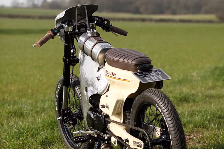 Hệ thống giảm xóc phía sau sử dụng phuộc monoshock trên mẫu R1 cũ được Pip mua trên eBay với giá 40 bảng Anh. Để chiếc xe hài hòa hơn, khung sườn của Honda Cub được Pip thay đổi hoàn toàn và hàn thêm một số thanh treo. Tất nhiên, gấp sau cũng được độ lại.