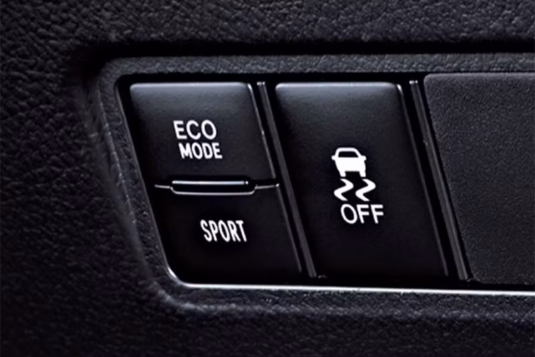 Động cơ giữ nguyên loại 1,5 lít Dual VVT-i, với công suất 107 mã lực và mô-men xoắn 140 Nm, kết hợp hộp số vô cấp. Phiên bản TRD Sportivo có thêm lẫy chuyển số trên vô-lăng và chế độ lái thể thao. Tùy từng phiên bản, Yaris 2018 sẽ có hộp số sàn 5 cấp hoặc tự động vô cấp CVT.