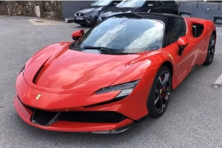 Việc doanh nhân Đức Huy tậu chiếc xe siêu sang Bentley Flying Spur thế hệ thứ 3 sau khi ly hôn với nữ ca sĩ Lệ Quyên đã thu hút sự quan tâm không nhỏ của giới mê xe trong nước. Chưa dừng lại ở đó, mới đây một người chuyên nhập siêu xe ở Đà Nẵng đã chia sẻ rằng ông Đức Huy mới chốt mua chiếc siêu xe Ferrari SF90 Stradale mới.