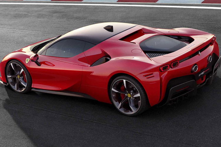 Nhiều khả năng, Ferrari SF90 Stradale cũng chính là chiếc siêu xe đầu đời của chồng cũ Lệ Quyên. Hiện chưa rõ khi nào doanh nhân Đức Huy nhận bàn giao siêu xe Ferrari SF90 Stradale, chỉ biết rằng một đại lý mua bán siêu xe tại Đà Nẵng đã chính thức xác nhận.