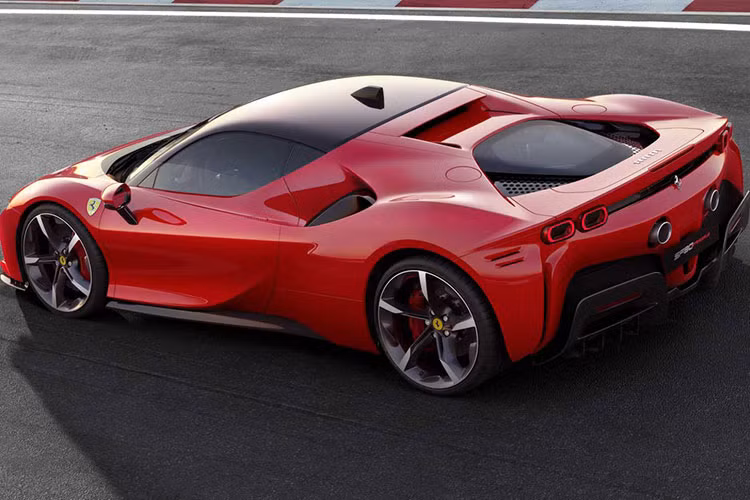 Nhiều khả năng, Ferrari SF90 Stradale cũng chính là chiếc siêu xe đầu đời của chồng cũ Lệ Quyên. Hiện chưa rõ khi nào doanh nhân Đức Huy nhận bàn giao siêu xe Ferrari SF90 Stradale, chỉ biết rằng một đại lý mua bán siêu xe tại Đà Nẵng đã chính thức xác nhận.