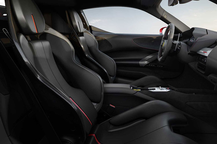 Cung cấp năng lượng cho 3 mô-tơ điện có tổng công suất 217 mã lực này là cụm pin lithium-ion 7,9 kWh. Kết hợp 3 mô-tơ điện với động cơ xăng V8, siêu xe hybrid Ferrari SF90 Stradale có tổng công suất tối đa 986 mã lực. SF90 Stradale chính là siêu xe plug-in hybrid đầu tiên trong lịch sử của hãng Ferrari cũng là chú ngựa chồm mạnh nhất hiện nay.