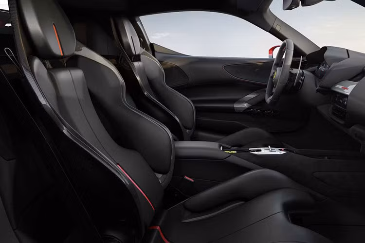 Cung cấp năng lượng cho 3 mô-tơ điện có tổng công suất 217 mã lực này là cụm pin lithium-ion 7,9 kWh. Kết hợp 3 mô-tơ điện với động cơ xăng V8, siêu xe hybrid Ferrari SF90 Stradale có tổng công suất tối đa 986 mã lực. SF90 Stradale chính là siêu xe plug-in hybrid đầu tiên trong lịch sử của hãng Ferrari cũng là chú ngựa chồm mạnh nhất hiện nay.