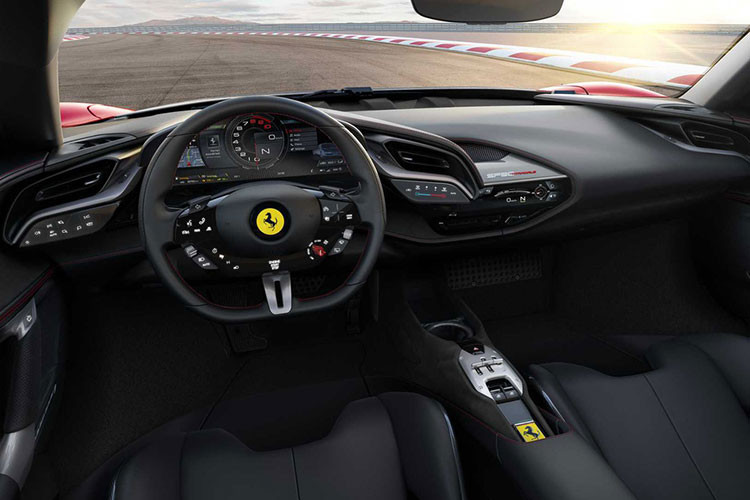 Siêu xe Ferrari SF90 Stradale được trang bị động cơ xăng V8, tăng áp, dung tích 4.0 lít, sản sinh công suất tối đa 769 mã lực và mô-men xoắn cực đại 800 Nm. Động cơ này kết hợp với hệ thống hybrid bao gồm 3 mô-tơ điện. Trong đó, 1 mô-tơ điện nằm kẹp giữa động cơ V8 và hộp số tự động ly hợp kép 8 cấp mới. 2 mô-tơ điện còn lại được đặt trên cầu trước của Ferrari SF90 Stradale.