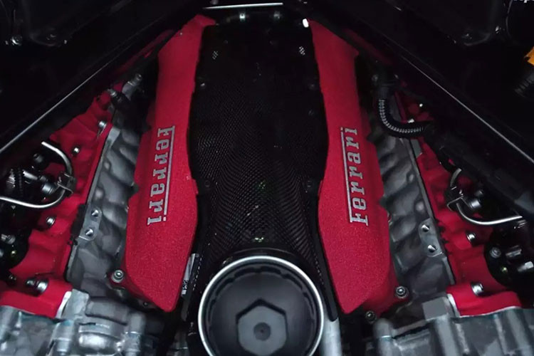 Ngoài ra, SF90 Stradale còn được trang bị nút cảm ứng mới để người lái dễ dàng chỉnh những tính năng hay dùng như điều hòa. Vô lăng của Ferrari SF90 Stradale tích hợp nút eManettino để người lái chọn 4 chế độ vận hành mới, bao gồm eDrive cho phép xe chạy yên lặng trong nội thành, Hybrid mặc định sẽ tối ưu hóa khả năng tiết kiệm xăng của động cơ. 