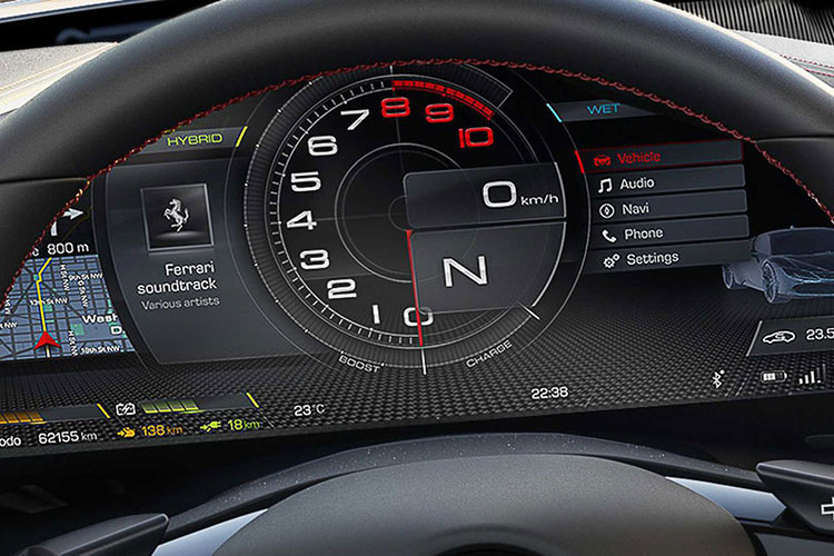 Không chỉ có động cơ ấn tượng mà ngay đến thiết kế ngoại thất của Ferrari SF90 Stradale cũng khiến người đối diện bị "thôi miên" với cụm đèn pha LED Matrix, kính chắn gió uốn cong hơn, cột A thanh mảnh, thanh ba-bô-lê khí động học bên sườn và hốc hút gió nằm cao. Phía đuôi xe cá tính đi kèm 2 ống xả đặt cao và cụm đèn hậu đẹp mắt.