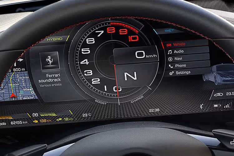 Không chỉ có động cơ ấn tượng mà ngay đến thiết kế ngoại thất của Ferrari SF90 Stradale cũng khiến người đối diện bị "thôi miên" với cụm đèn pha LED Matrix, kính chắn gió uốn cong hơn, cột A thanh mảnh, thanh ba-bô-lê khí động học bên sườn và hốc hút gió nằm cao. Phía đuôi xe cá tính đi kèm 2 ống xả đặt cao và cụm đèn hậu đẹp mắt.