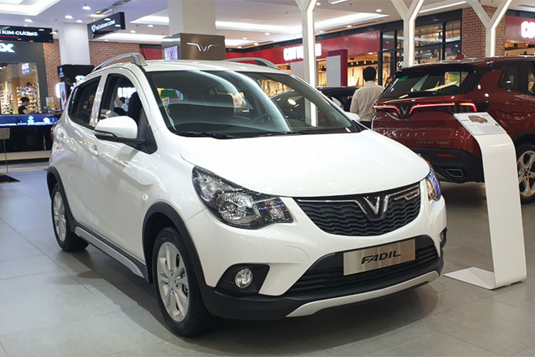 Cộng dồn 3 tháng đầu năm, VinFast Fadil bán được 4.665 xe và đứng ở vị trí thứ 4 trong Top 10 xe bán chạy nhất quý I/2022. Vinfast Fadil 2021 sử dụng khối động cơ 1.4L với hai phiên bản. Hiện Fadil có giá từ 382 triệu cho phiên bản tiêu chuẩn, 449 triệu cho phiên bản cao cấp nhất đối với hình thức trả thẳng.