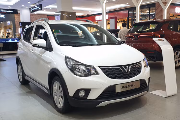 Cộng dồn 3 tháng đầu năm, VinFast Fadil bán được 4.665 xe và đứng ở vị trí thứ 4 trong Top 10 xe bán chạy nhất quý I/2022. Vinfast Fadil 2021 sử dụng khối động cơ 1.4L với hai phiên bản. Hiện Fadil có giá từ 382 triệu cho phiên bản tiêu chuẩn, 449 triệu cho phiên bản cao cấp nhất đối với hình thức trả thẳng.