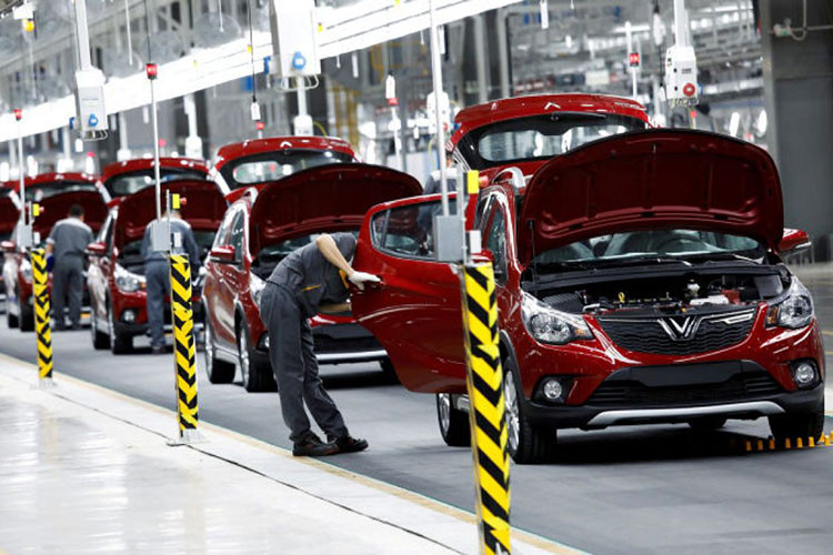 Dù đã được thông báo ngừng bán vào cuối năm 2022 để nhường chỗ cho xe ôtô chạy điện, nhưng trong tháng 3/2022 vừa qua mẫu xe cỡ nhỏ VinFast Fadil tại Việt Nam vẫn bán được 2.567 xe, tăng 1.870 xe so với tháng trước. Với kết quả này, Fadil trở thành mẫu xe ôtô bán chạy nhất Việt Nam trong tháng 3/2022.