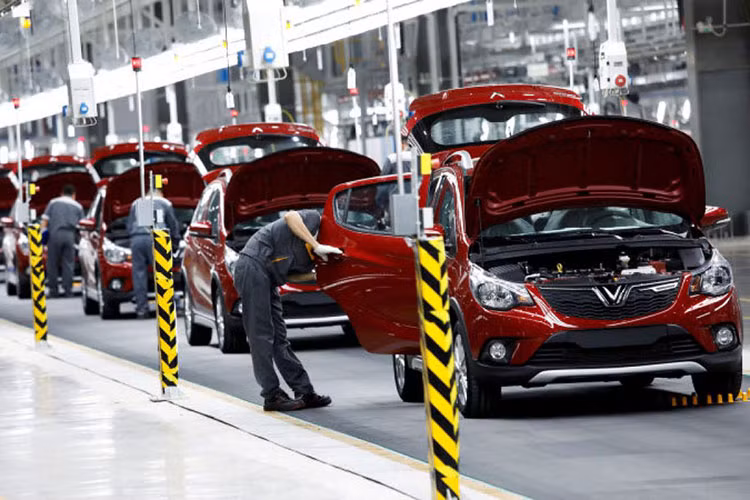 Dù đã được thông báo ngừng bán vào cuối năm 2022 để nhường chỗ cho xe ôtô chạy điện, nhưng trong tháng 3/2022 vừa qua mẫu xe cỡ nhỏ VinFast Fadil tại Việt Nam vẫn bán được 2.567 xe, tăng 1.870 xe so với tháng trước. Với kết quả này, Fadil trở thành mẫu xe ôtô bán chạy nhất Việt Nam trong tháng 3/2022.