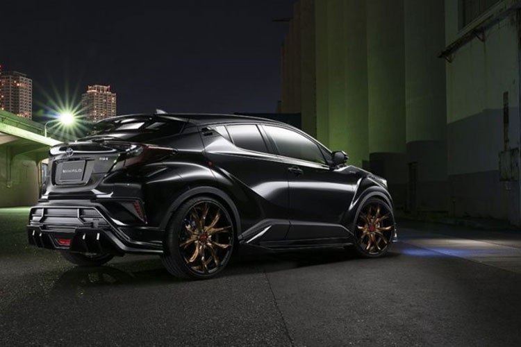 Chiếc crossover cỡ nhỏ Toyota đã được sản xuất dựa trên cấu trúc toàn cầu mới của TNGA. Với gói độ bodykit, cản trước và sau của xe được mở rộng, hốc gió hai bên to hơn và lớp sơn mới bên ngoài.