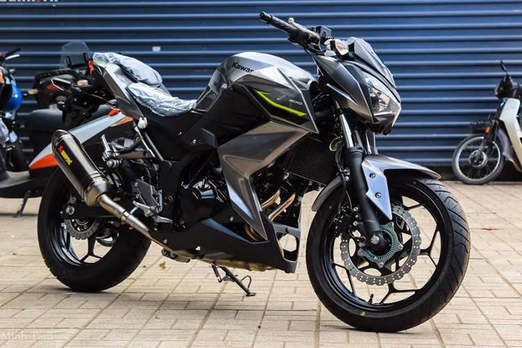 Bên cạnh nhà phân phối chính hãng - một đại lý phân phối các dòng xe Kawasaki còn đem đến cho khách hàng mẫu Kawasaki Z300 ABS 2017 với phiên bản được nâng cấp thêm hệ thống ống xả Akrapovic Carbon (dạng Slip-on) có giá bán là 148 triệu đồng.