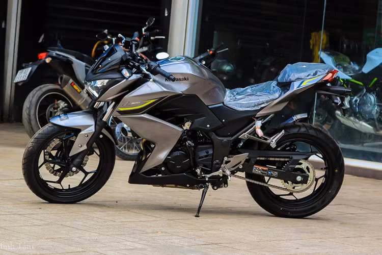 Được Kawasaki Việt Nam chính thức phân phối tại thị trường trong nước từ đầu năm 2016, mẫu naked-bike cỡ nhỏ, giá rẻ Kawasaki Z300 ABS đã nhận được nhiều sự quan tâm của người tiêu dùng Việt, đặc biệt là những người mới tập chơi xe môtô phân khối lớn.