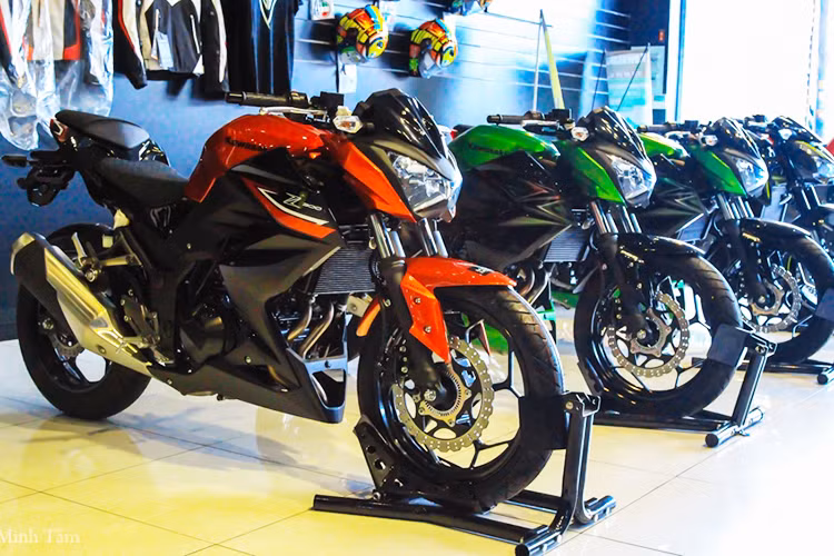 Tại thị trường Việt Nam, Kawasaki Z300 ABS 2017 sẽ được phân phối chính hãng với 2 màu sắc mới là phiên bản màu xám và màu cam-đen. Mẫu Z300 ABS 2017 sẽ có giá bán là 139 triệu đồng (đã bao gồm VAT) tại các đại lý Kawasaki chính hãng trên cả nước.