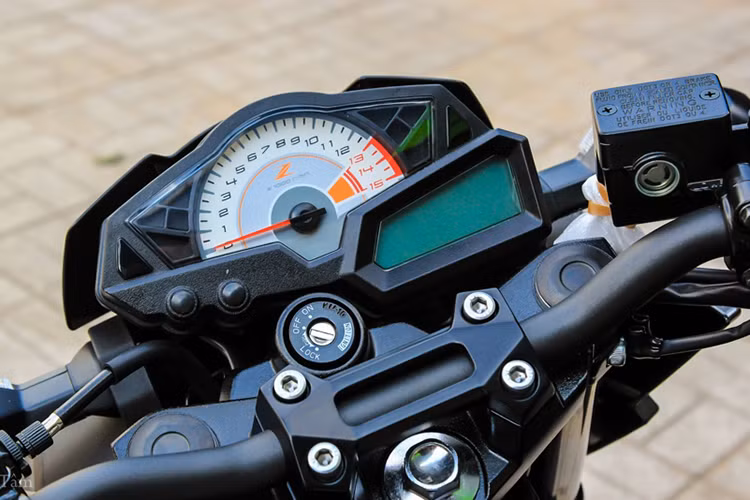 Bảng đồng hồ thiết kế thể thao với đồng hồ đo công-tơ-mét và màn hình LCD hiển thị đầy đủ chức năng. Đèn nền LED màu hổ phách giúp tăng thêm vẻ mạnh mẽ của mẫu naked-bike Z300. Bên cạnh đó, các nút bấm trên xe vẫn không có gì thay đổi so với các phiên bản trước.