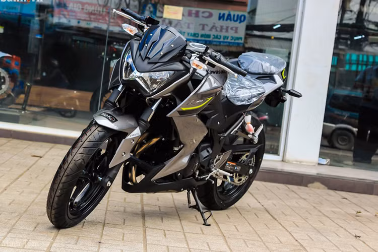 Không có nhiều nâng cấp về thiết kế bên ngoài cũng như sức mạnh bên trong, phiên bản mới của mẫu naked-bike giá mềm Kawasaki Z300 ABS 2017 vừa được nhập khẩu chính hãng về thị trường Việt Nam chỉ được bổ sung thêm 2 màu mới cá tính - mạnh mẽ hơn.