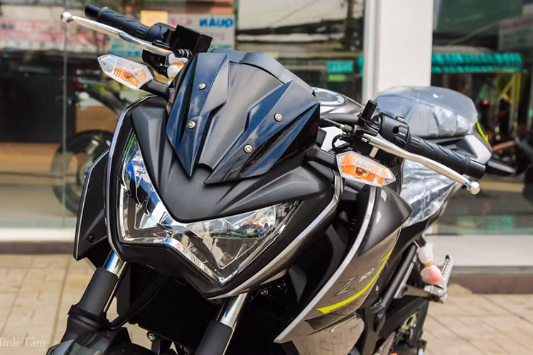 Về ngoại hình, thiết kế của Z300 trông khá giống với đàn anh Z800 đặc biệt là ở cụm đèn pha sắc nhọn và thân xe có nhiều đường góc cạnh. Tuy nhiên về tổng thể thì Z300 gọn gàng hơn Z800 nhiều bởi nó chỉ là một chiếc naked-bike tầm thấp và có mức giá rẻ.