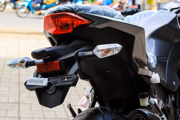 Xe sở hữu chiều cao yên chỉ ở mức 785 mm nên rất phù hợp với vóc dáng người Việt Nam, được trang bị bình xăng với dung tích khá lớn lên đến 17 lít như Ninja 300, trong lượng khô là 170 kg (có ABS) và cũng có thiết kế phần đuôi sau tương đối giống mẫu xe thể thao này.