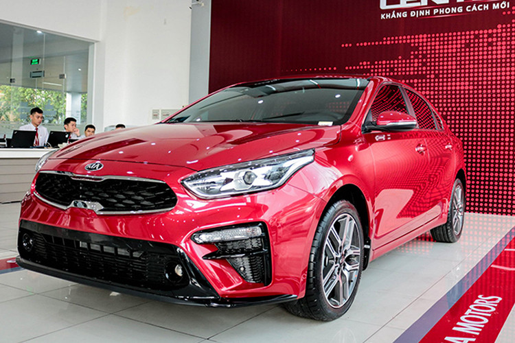 Chốt bảng danh sách là mẫu xe Hàn thứ 5 - Kia Cerato. Tuy vẫn nằm trong Top với 1.656 xe bán ra trong quý I/2020 nhưng doanh số Cerato giảm gần một nửa so với cùng kỳ quý I/2019 (3.176 xe). Giá xe Kia Cerato khá mềm dao động từ 559 - 675 triệu đồng cho 04 phiên bản.