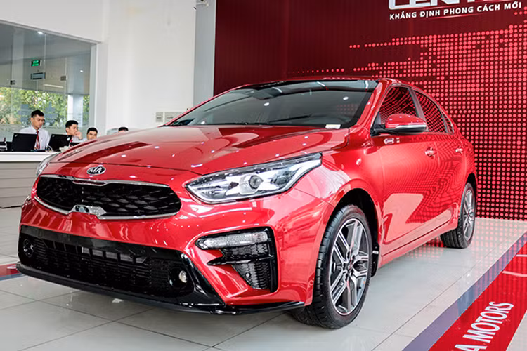 Chốt bảng danh sách là mẫu xe Hàn thứ 5 - Kia Cerato. Tuy vẫn nằm trong Top với 1.656 xe bán ra trong quý I/2020 nhưng doanh số Cerato giảm gần một nửa so với cùng kỳ quý I/2019 (3.176 xe). Giá xe Kia Cerato khá mềm dao động từ 559 - 675 triệu đồng cho 04 phiên bản.
