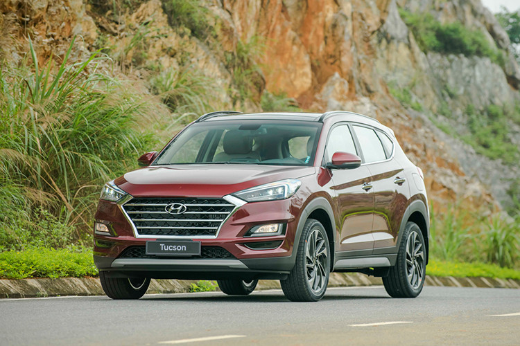 Hyundai Tucson có lẽ là cái tên đáng chú ý nhất khi lần đầu tiên ghi tên vào bảng xếp hạng này. Bởi nếu nhắc đến CUV ăn khách đủ để lọt Top 10 thì người ta sẽ nghĩ ngay đến Mazda CX-5 hay Honda CR-V. Tuy nhiên, bộ đôi CUV Nhật đã bị "đá bay". Điều này cũng đồng nghĩa với việc CX-5 và CR-V sẽ "hít khói" Tucson trong phân khúc CUV 3 tháng 2020. Hiện Tucson có giá từ 799 - 940 triệu đồng cho 04 phiên bản, mềm nhất phân khúc CUV tại Việt Nam.