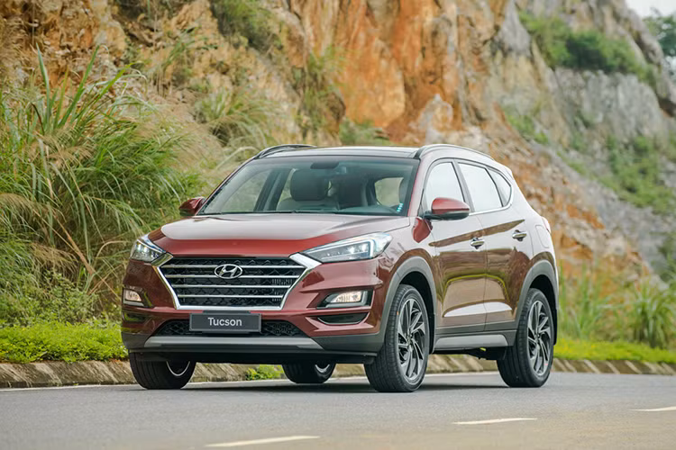 Hyundai Tucson có lẽ là cái tên đáng chú ý nhất khi lần đầu tiên ghi tên vào bảng xếp hạng này. Bởi nếu nhắc đến CUV ăn khách đủ để lọt Top 10 thì người ta sẽ nghĩ ngay đến Mazda CX-5 hay Honda CR-V. Tuy nhiên, bộ đôi CUV Nhật đã bị "đá bay". Điều này cũng đồng nghĩa với việc CX-5 và CR-V sẽ "hít khói" Tucson trong phân khúc CUV 3 tháng 2020. Hiện Tucson có giá từ 799 - 940 triệu đồng cho 04 phiên bản, mềm nhất phân khúc CUV tại Việt Nam.