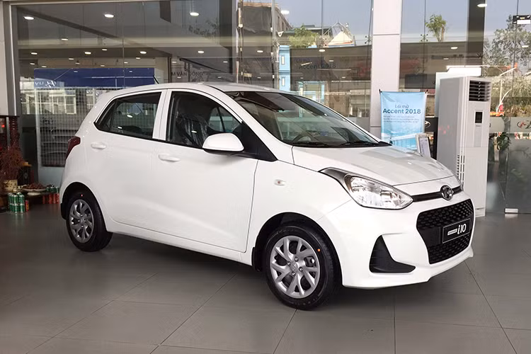Cái tên tiếp theo cũng thuộc gia đình Hyundai là Grand i10 với 3.860 xe đến tay người tiêu dùng, nhiều hơn 219 xe so với cùng kỳ năm 2019 (3.641 xe). Giá xe Hyundai Grand i10 tại Việt Nam cho 9 phiên bản, cả sedan và hatchback từ 315-415 triệu đồng.