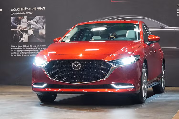 Mazda 3 là mẫu xe Nhật thứ 3 trong Top 10 xe bán chạy nhất 3 tháng đầu năm 2020. Với 2.053 xe bán ra, doanh số của Mazda3 giảm hơn một nửa so với cùng kỳ năm 2019 (4.201 xe). Nguyên nhân dẫn đến sự sụt giảm nghiêm trọng này có thể kể đến như giá xe Mazda3 nâng cấp mới tương đối cao, do xu hướng chuộng xe đa dụng gầm cao của người dùng Việt và do ảnh hưởng của dịch Covid-19 đang diễn ra.
