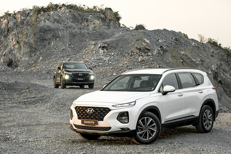 Hyundai SantaFe liên tục lọt top 10 xe bán chạy nhất hàng tháng trong 3 tháng đầu năm vừa qua, thậm chí còn nhiều lần qua mặt cả đối thủ trực tiếp Fortuner. Với tổng số 1.855 xe, mẫu SUV 7 chỗ Hàn Quốc chỉ kém đối thủ trực tiếp Fortuner vỏn vẹn 19 xe. TC Motor hiện đang niêm yết giá SantaFe mới nhất từ 995 - 1.245 triệu đồng cho 06 phiên bản.