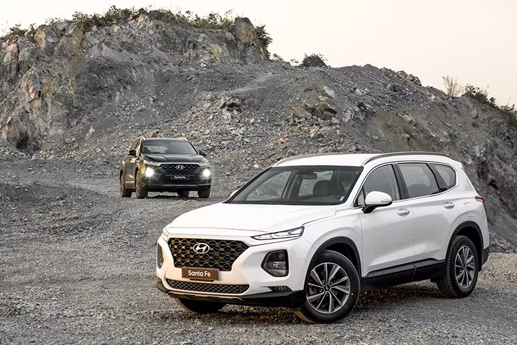 Hyundai SantaFe liên tục lọt top 10 xe bán chạy nhất hàng tháng trong 3 tháng đầu năm vừa qua, thậm chí còn nhiều lần qua mặt cả đối thủ trực tiếp Fortuner. Với tổng số 1.855 xe, mẫu SUV 7 chỗ Hàn Quốc chỉ kém đối thủ trực tiếp Fortuner vỏn vẹn 19 xe. TC Motor hiện đang niêm yết giá SantaFe mới nhất từ 995 - 1.245 triệu đồng cho 06 phiên bản.