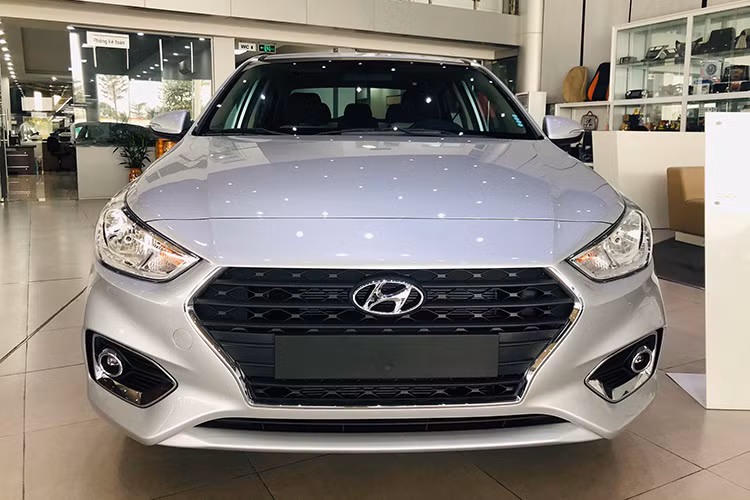 Với 4.440 xe bán ra, Accent đang là mẫu xe bán chạy thứ 2 toàn thị trường Việt và là xe bán chạy nhất nhà Hyundai quý I/2020. Dù ảnh hưởng của dịch Covid-19 nhưng mẫu sedan hạng B vẫn giữ nhịp tăng trưởng và tăng thêm 1 bậc trong bảng xếp hạng so với 2019 (4.309 xe). Giá xe Hyundai Accent tại Việt Nam từ 426,1 - 542,1 triệu đồng cho 4 phiên bản.