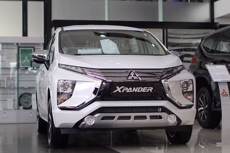 Sự có mặt của Mitsubishi Xpander trong top xe bán chạy nhất Việt Nam kéo theo sự biến mất của "đàn anh" Toyota Innova. Xpander đã làm rất tốt tại thị trường Việt với doanh số trung bình khoảng 1.000 xe/tháng. So với cùng kỳ năm 2019 (3.138 xe), doanh số bán xe Xpander giảm nhẹ nhưng xếp hạng tăng đến 5 bậc. Hiện hãng xe Nhật Bản đang phân phối 03 phiên bản Xpander với giá dao động từ 550-650 triệu đồng.