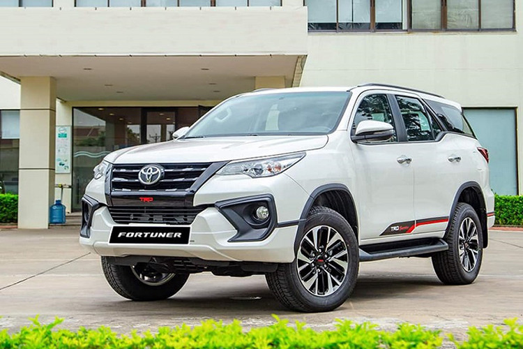 Mẫu xe Nhật cuối cùng xuất hiện trong bảng xếp hạng chính là Toyota Fortuner với 1.874 xe bán ra sau 3 tháng đầu năm 2020. Hiện nay, Fortuner đang bị đối thủ Santa Fe bám đuổi sát sao với khoảng cách doanh số rất mong manh. Fortuner phân phối tại thị trường Việt dưới 2 dạng song song là lắp ráp và nhập khẩu. Xe có giá từ 1,15-1,354 tỷ đồng cho 06 phiên bản. 